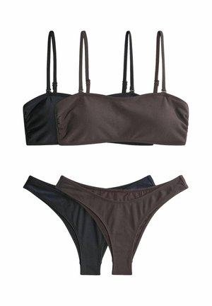 To sæt ribstrikkede bandeau-toppe med justerbare stropper og matchende high-cut bikiniunderdel, den ene i sort og den anden i mørkebrun.