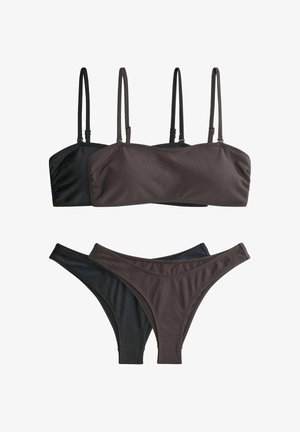 Kaksi ribbineulosta bandeau-toppia säädettävillä olkaimilla ja yhteen sopivat korkeavyötäröiset bikinihousut, yksi musta ja yksi tummanruskea.