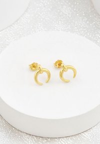 Guldtonade metalörhängen med en böjd, halvmåneformad design och en texturerad yta samt ett stiftfäste.