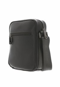 Sac bandoulière noir en matière synthétique texturée, doté d'un compartiment principal zippé, d'une poche latérale et d'une sangle réglable.