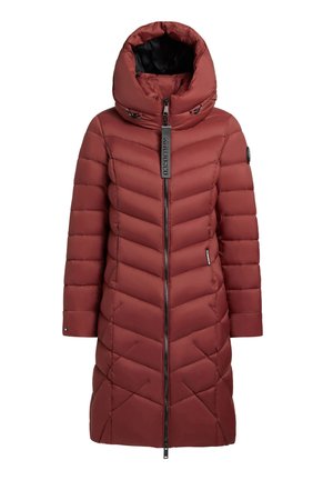 Piros párnázott kabát magas gallérral és nagy kapucnival. Chevron steppeléssel és elöl cipzárral rendelkezik. Tartalmaz márkás címkét és oldalsó zsebeket.