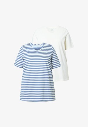 To T-shirts: en hvid med rund hals, en blå og hvid stribet med V-hals, begge lavet af blødt bomuldsstof.