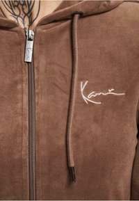Karl Kani KK CHEST SIGNATURE TIGHT FULL ZIP - Cipzáras pulóver - taupe
