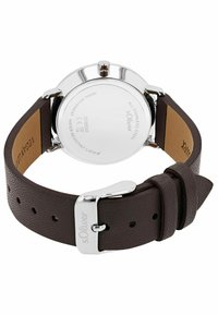 Bruinleren horlogeband met gestructureerde afwerking, zilveren roestvrijstalen kast en een gesp-sluiting, voorzien van een gladde, gepolijste achterkant.