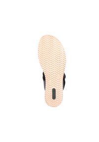 Sort sandal med en kontureret fodseng. Sålen har et struktureret, fiskebensmønster og et logo i midten.