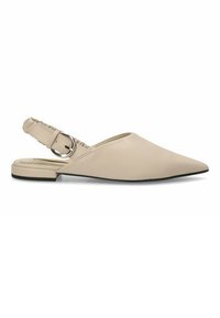 Bailarinas de piel beige con punta afilada, correa delgada en el tobillo y acentos de hardware plateado. Presenta plantilla texturizada y tacón bajo.