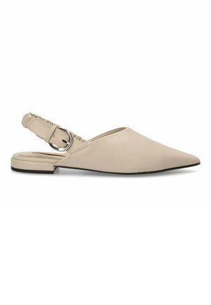 Bailarinas de piel beige con punta afilada, correa delgada en el tobillo y acentos de hardware plateado. Presenta plantilla texturizada y tacón bajo.