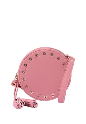 Borsa a tracolla circolare rosa realizzata in pelle liscia, con borchie dorate lungo il bordo e un dettaglio di tracolla intrecciata.