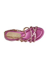 Sandalo di raso rosa con dettagli decorativi in cristallo, design a strisce e suola piatta. Presenta una soletta imbottita e un'elegante lavorazione a punto.