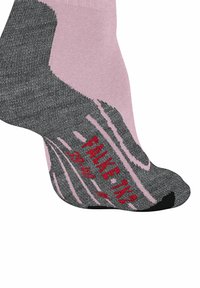 Calzino grigio e rosa con motivo, caratterizzato da un design testurizzato con lettering rosso. Parte aperta sulla punta e suola nera solida.