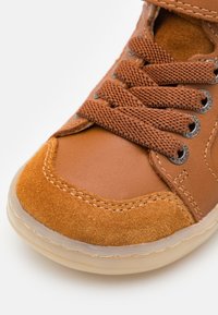 Kickers Korkeavartiset tennarit - camel