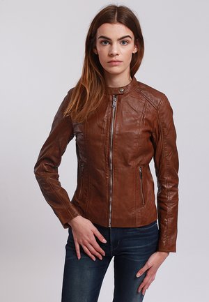 Chaqueta de cuero marrón con un diseño ajustado, cierre frontal con cremallera y dos bolsillos laterales. Textura suave, cuello minimalista y costuras en contraste.