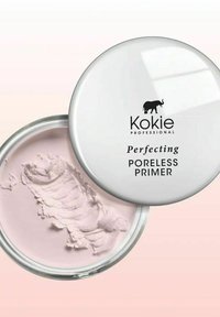 Kokie Professional Poreless Primer i en genomskinlig behållare, med ett glänsande silverlock. En mjuk rosa produkttextur synlig inuti.