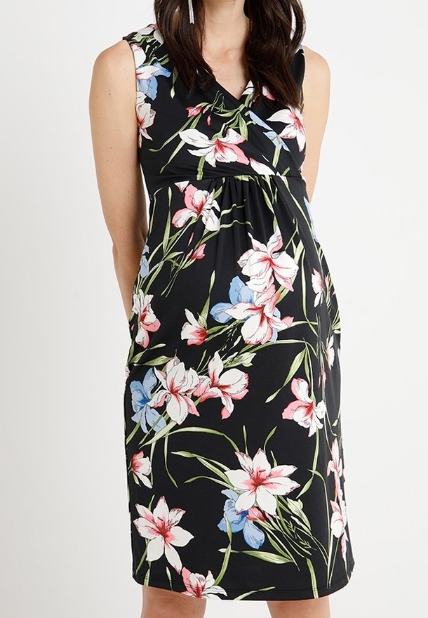 Vestido negro floral con diseño sin mangas, que presenta patrones de flores en blanco, rosa y azul, con cintura fruncida y material ligero.