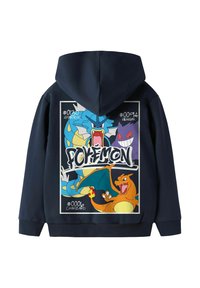 Granatowy hoodie z grafiką trzech postaci Pokémon: Gyaradosa, Gengara i Charizarda, z elementami tekstowymi i wyraźnymi akcentami kolorystycznymi.