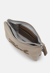 KARL LAGERFELD SIGNATURE POUCH - Delninukė - sand