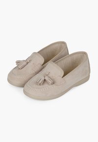 Hellbeige Wildleder-Mokassins mit Quasten-Akzenten, runder Zehenpartie und flexibler Gummisohle. Verfügt über gestickte Details entlang des Obermaterials.