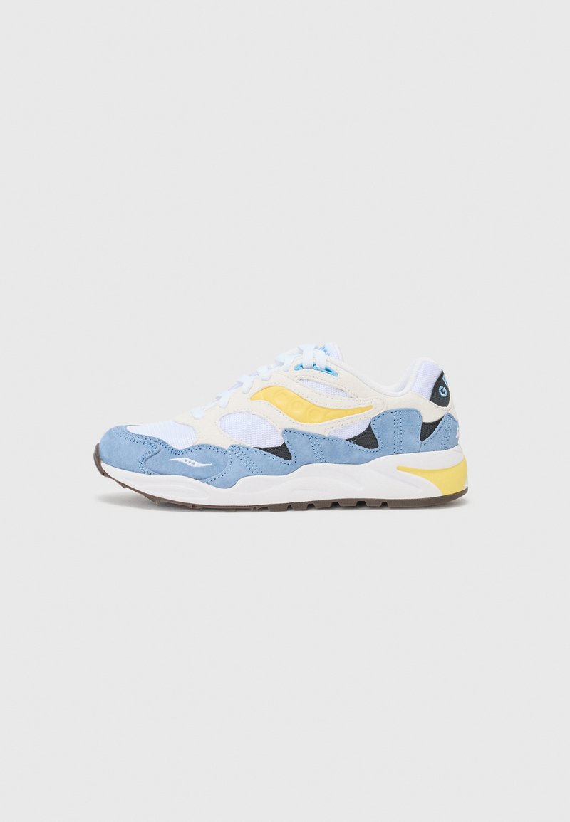 Sneakers con un mix di mesh bianco e pannelli in suede blu, con accenti neri e gialli. Forma arrotondata e design della suola imbottita.