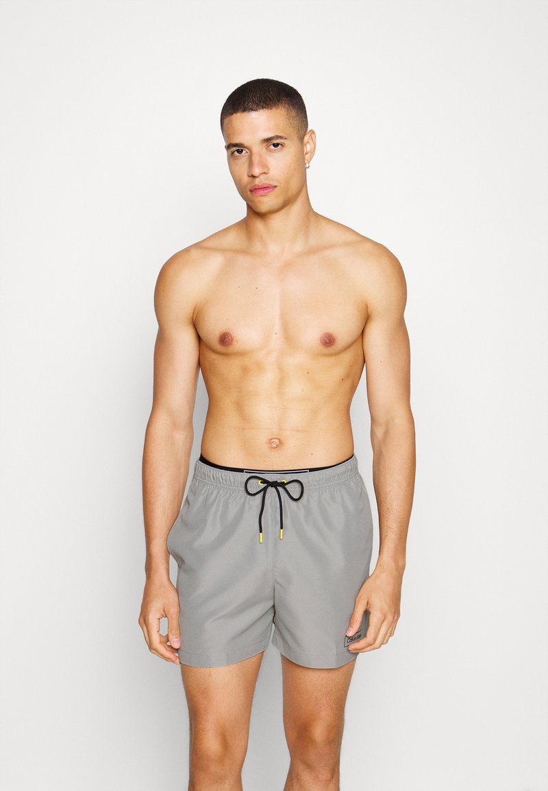 Calvin Klein Swimwear - MEDIUM DOUBLE - Shorts da mare - mercury grey, Ingrandire