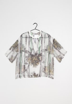 Transparente Kurzarmbluse mit floralem und vertikal gestreiftem Muster in Grau, Grün und Gold. Mit rundem weißen Ausschnitt und lockerer Passform.