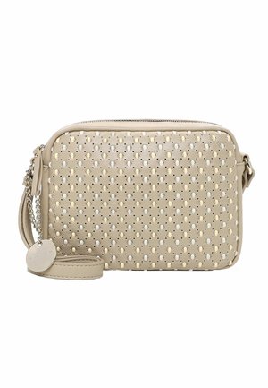 Beige rektangulær crossbodytaske med perforeret blomsterdesign, sølvkædedetalje, lynlås og påhæftet rundt mærketag.