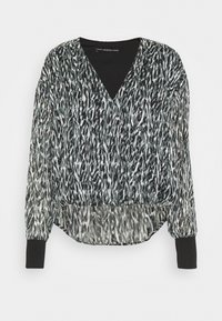 Blusa de estampado en blanco y negro con escote en V, mangas largas, cinturilla elástica y una tela fluida y transparente.