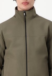 TOM TAILOR DENIM STAND UP COLLAR BLOUSON - Regnjakke / vandafvisende jakker - jungle soil green