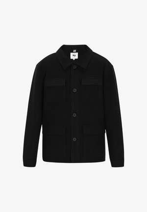 Juodas švarkas, pagamintas iš švelnios medžiagos, su klasikiniais atvartais, mygtukų užsegimu, dviem priekiniuose kišenėmis ir tiesiu kirpimu.