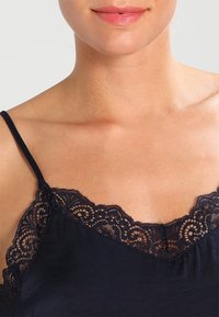 VILA Top - dark blue