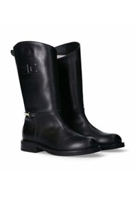 Schwarze Lederstiefel bis zum Knie mit runder Spitze, flacher Sohle und dekorativem Akzent an der Seite. Glatte Textur und minimalistisches Design.