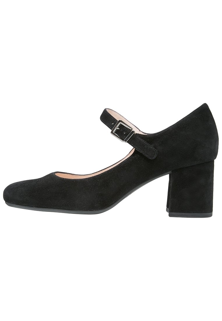 Chaussure Mary Jane en suède noir avec un bout arrondi, une bride à boucle sur le cou-de-pied et un talon carré épais. Texture lisse, détails minimalistes.