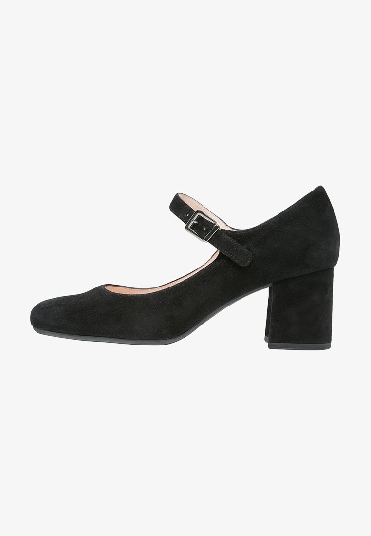 Chaussure Mary Jane en suède noir avec un bout arrondi, une bride à boucle sur le cou-de-pied et un talon carré épais. Texture lisse, détails minimalistes.