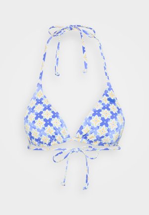 Trojúhelníkový bikiny top v modré látce s žlutým květinovým vzorem, obsahuje nastavitelné tkaničky na krku a zádech, hladká textura, živé barvy.