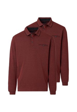 To langærmede bordeaux polo shirts med knappede kraver og en lille knappet brystlomme, vist på en hvid baggrund.