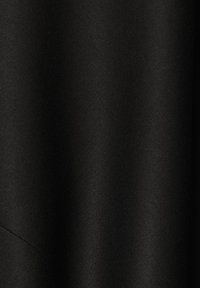 Juodas audinys su lygiu, šiek tiek blizgiu paviršiumi. Medžiaga turi subtilų diagonalių raštų audinį, kuris pagerina jos vizualinį gylį.