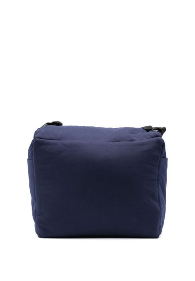 Borsa di tessuto blu navy con forma rettangolare, texture morbida e dettagli neri nella parte superiore. Presenta una chiusura con zip e una tasca laterale.