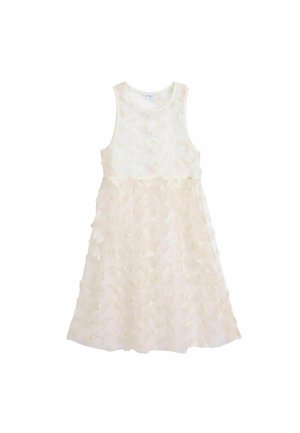 Biele šaty bez rukávov po kolená s textúrovanými kvetinovými aplikáciami a priliehavým pásom na jednobarevnom pozadí.