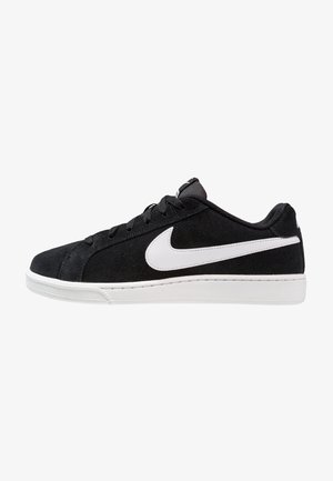 Zapatillas deportivas de ante negro con el logo Swoosh de Nike en blanco, cordones planos y suela de goma blanca con detalles sutiles de costura.
