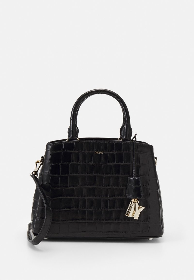 Sac à main noir à texture crocodile avec deux poignées et une bandoulière amovible, arborant le logo doré « DKNY » et des breloques métalliques décoratives.