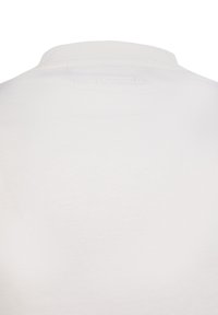 Camiseta blanca de cuello redondo con textura de tela suave y con la marca "KARL LAGERFELD" en relieve en la parte posterior del cuello.