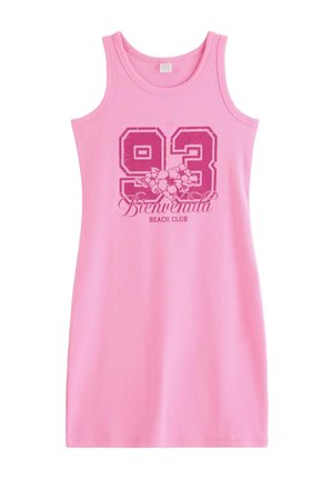 Ærmeløs pink ribstrikket kjole med tallet "93", hibiscusblomster og teksten "Bienvenida Beach Club" trykt på fronten.