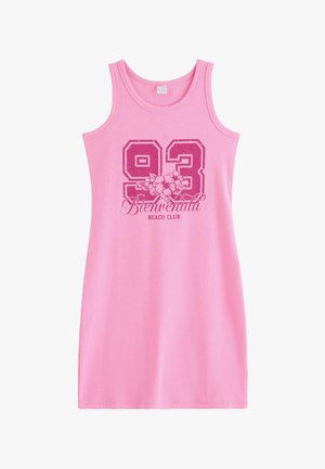 Różowa sukienka bez rękawów z prążkowanego materiału z numerami "93", kwiatami hibiskusa oraz nadrukiem "Bienvenida Beach Club" na przodzie.