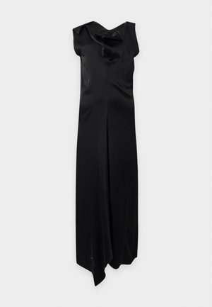 Femme portant une robe midi en satin noir sans manches avec un décolleté drapé et un ourlet asymétrique, des talons pointus noirs, des boucles d’oreilles dorées et un bracelet.