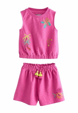 Roze mouwloze top en shortset voor meisjes met geborduurde tropische bloemen, maan, sterren en gele kwast trekkoord aan de shorts.