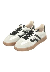 Zapatillas de ante blancas y grises con acentos negros, que cuentan con una suela de goma texturizada y cordones negros. Logotipo de la marca visible en el costado.