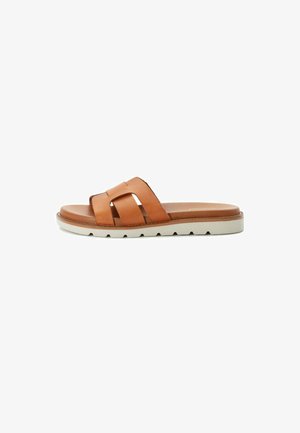 Braune Leder-Sandale mit zwei geflochtenen Riemen, weichem Fußbett und einer weißen geriffelten Gummisohle.