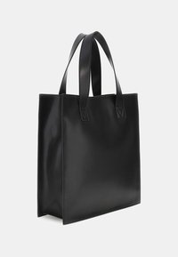 Sac fourre-tout en cuir noir à texture lisse, forme structurée et deux poignées rectangulaires. Présente un design minimaliste sans attaches visibles.