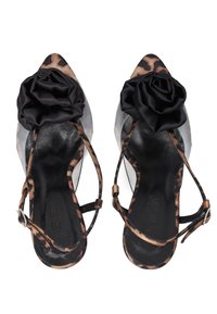 Puntige schoenen met doorzichtige zijkanten, leer met luipaardprint, zwarte stoffen bloemaccenten en enkelbandjes met een gesp.