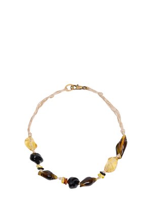 Skręcony beżowy naszyjnik z sznurka z nieregularnymi dużymi koralikami w odcieniach bursztynu, czerni i brązu, zabezpieczony złotym zapięciem.
