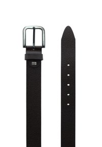 Brązowy skórzany pasek o teksturowanej powierzchni, z metalową, srebrną klamrą oraz wieloma otworami do regulacji na smukłym pasku.